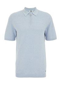 Polo shirt scurt cu mânecă, de culoare bleu deschis, cu guler cu fermoar, margini ribbate și un material texturat. Detaliu cu logo la tivul de jos.