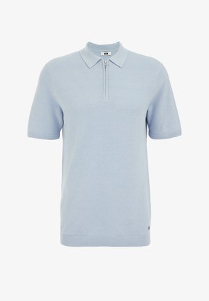 Lichtblauw poloshirt met korte mouwen, een ritssluiting bij de kraag, ribgebreide randen en een textuurstof. Logo-detail aan de onderrand.