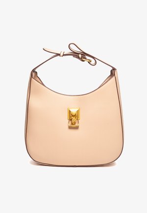 Beige nahkalaukku, jossa on kaareva muoto, kultaiset tarvikkeet etupuolella ja ohut hihna. Reunoilla on erottuva ruskea reunus.