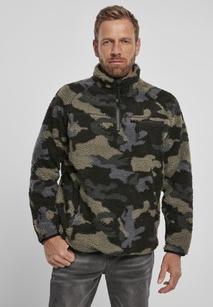 Fleece-pullover i camouflage mønster med grå, grøn og sort. Har en lynlåslomme på brystet og høj krave. Struktureret, blødt materiale.