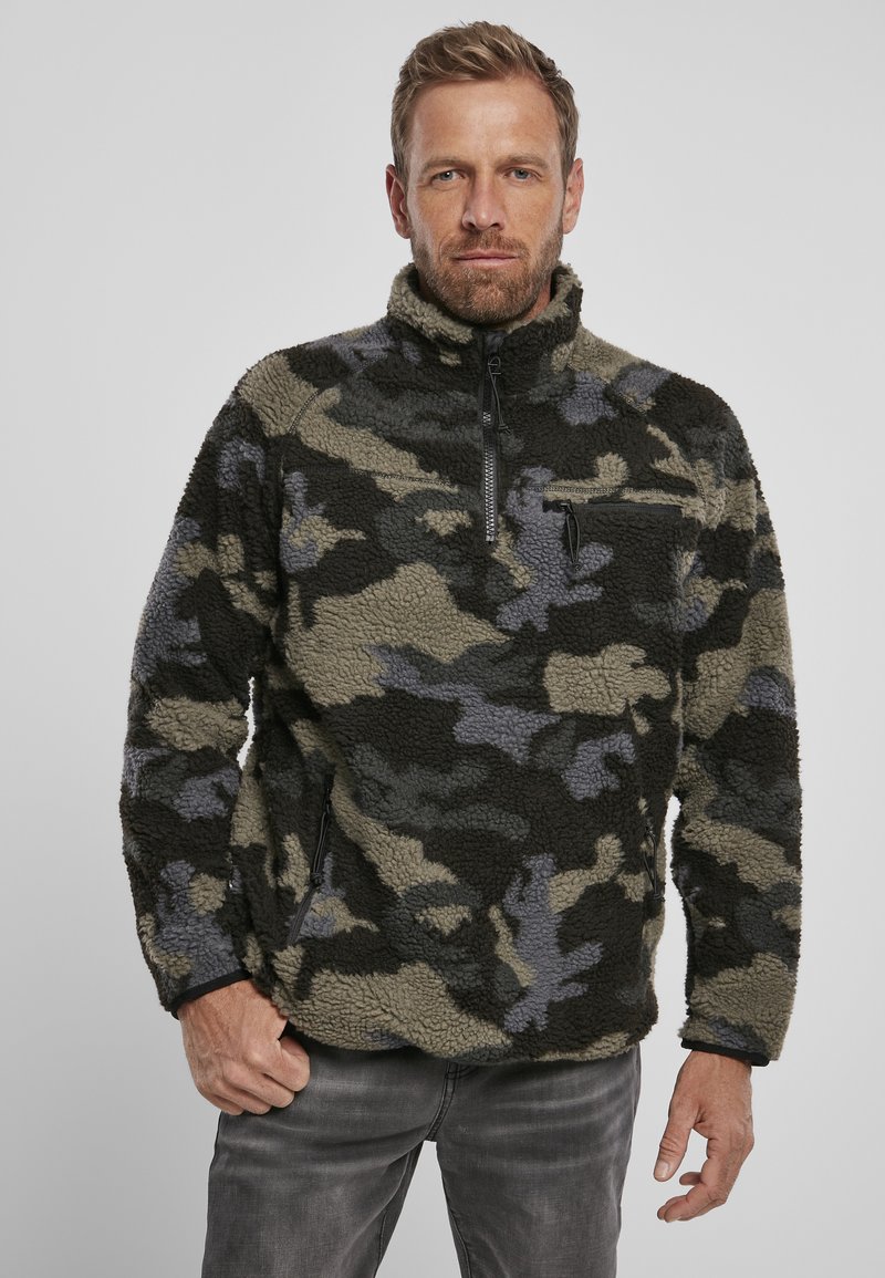 Pullover in felpa con motivo camouflage in grigio, verde e nero. Presenta una tasca sul petto con zip e colletto alto. Materiale testurizzato e morbido.