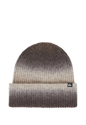 Bonnet en maille avec revers plié dégradé du gris foncé au beige clair, avec une petite étiquette noire à logo sur le revers.
