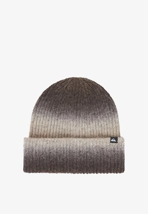 Bonnet en maille avec revers plié dégradé du gris foncé au beige clair, avec une petite étiquette noire à logo sur le revers.