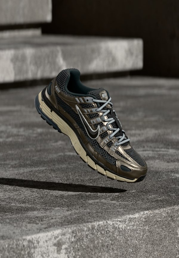 NIKE P-6000 SE MET - Pantofi sport - anthracite/black/metallic pewter/smoke grey/light smoke grey/pale ivory