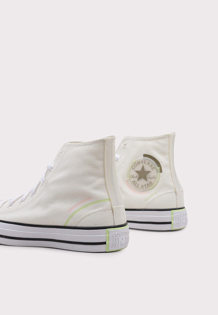 Sneakers alte in tela bianca con accenti pastello, suola a righe bianche e nere e logo circolare Converse sul tallone.