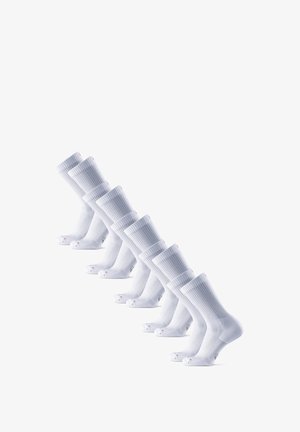 Calcetines de algodón blanco hasta el tobillo, dispuestos en una fila, con textura acanalada, refuerzo en el talón y la punta, y un pequeño acento de color cerca del puño.