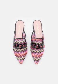 Scarpe slip-on con punta affusolata realizzate in tessuto intrecciato con zigzag multicolore, dettagli in metallo nero e una soletta rosa liscia.