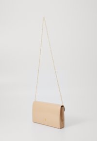 Cartera de mano de charol beige con una correa de cadena dorada, forma rectangular, textura suave y un pequeño detalle de logotipo en forma de diamante en el frente.