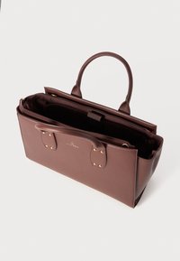 Bruine neplederen handtas met dubbele bovenhandvatten, ritsluiting en goudkleurige hardware. Ruim interieur met zakken en een stijlvolle vormgeving.