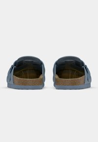 Γαλάζια σουέτ παπούτσια slip-on με πάτο από φελλό, ανοιχτή πλάτη και υφασμένη εξωτερική σόλα. Διαθέτουν στρογγυλεμένο σχήμα και διακριτικές ραφές.