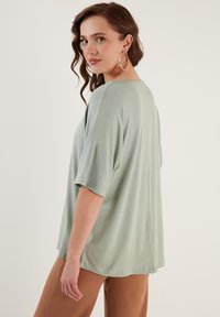 LELA LOOSE FIT - Paprasti marškinėliai - almond green