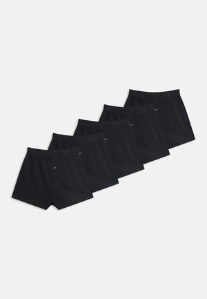 Fem sorte herre boxershorts arrangeret i en diagonalt række på en hvid baggrund, hver med en knaplukning foran.