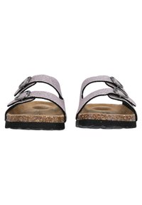 Sandales à glissière en paillettes roses avec deux sangles ajustables et boucles en métal. Semelle en liège avec une semelle en caoutchouc noir texturé. Design plat.