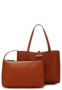 Sac fourre-tout en cuir brun à texture granuleuse avec deux poignées ; comprend une trousse zippée assortie. Le sac comporte une doublure intérieure contrastante et une plaque avec logo.