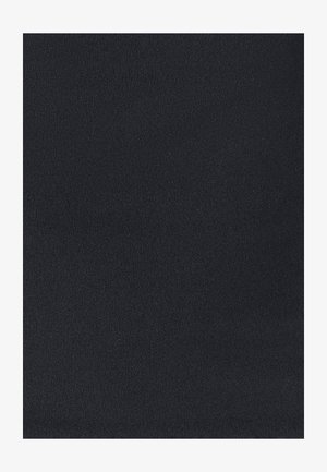 Melnā tekstūru auduma ar mīkstu, matētu apdari un gludu virsmu. Materiālam ir vienmērīga, tumša krāsa bez rotājumiem.