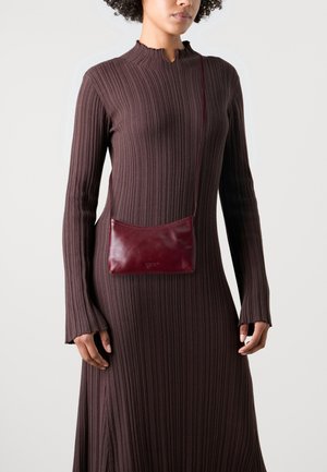 SALINA - Ülerinna-kott - dark red