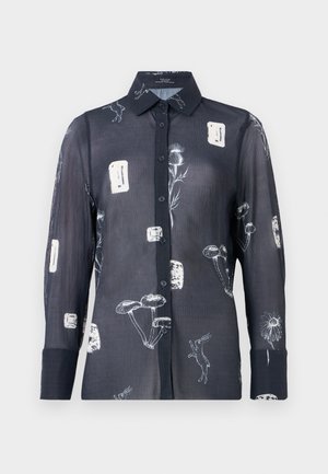Chemise bleue marine en voile avec des imprimés floraux et animaliers blancs, dotée d'un col classique, de manches longues et d'une surface texturée.