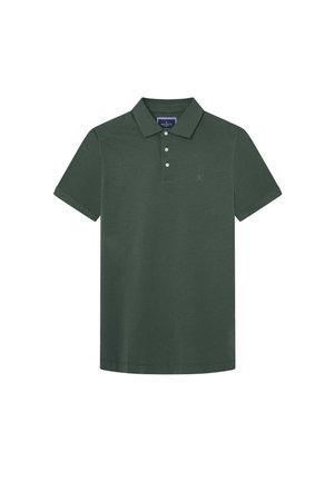 Grünes Poloshirt aus Baumwolle mit kurzen Ärmeln, einem Kragen, drei Knöpfen und einem kleinen Logo auf der linken Seite. Glatte Textur.