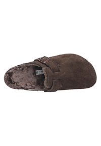 Bruine suède pantoffel met een zachte nepbontvoering, voorzien van een decoratieve band en gesp aan de zijkant, en een afgerond ontwerp van de teen.