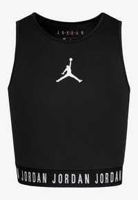 Czarny krótki top sportowy wykonany z elastycznej tkaniny. Posiada biały logo Jumpman z przodu oraz czarną, markową taśmę na dolnym brzegu.