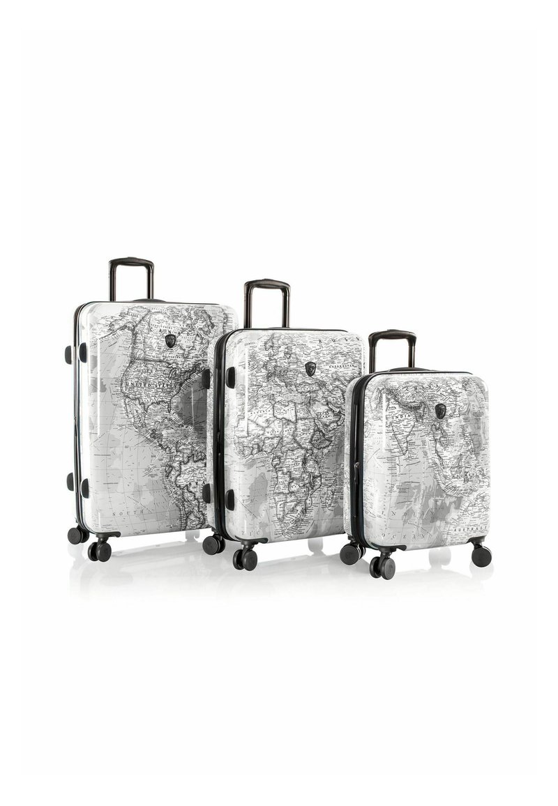 Drei harte Koffer in verschiedenen Größen mit einem Schwarz-Weiß-Weltkarten-Design, ausgestattet mit glatten Rollen und ausziehbaren Griffen.