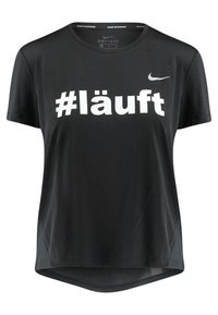 Camiseta negra Nike Dri-FIT de manga corta, con un hashtag blanco y el texto "#läuft" en la parte frontal y un dobladillo curvado.