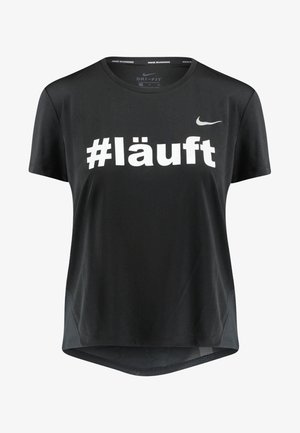 Czarna koszulka Nike Dri-FIT z krótkim rękawem, z białym hashtagiem i napisem "#läuft" z przodu oraz lekko zaokrąglonym hemline'em.