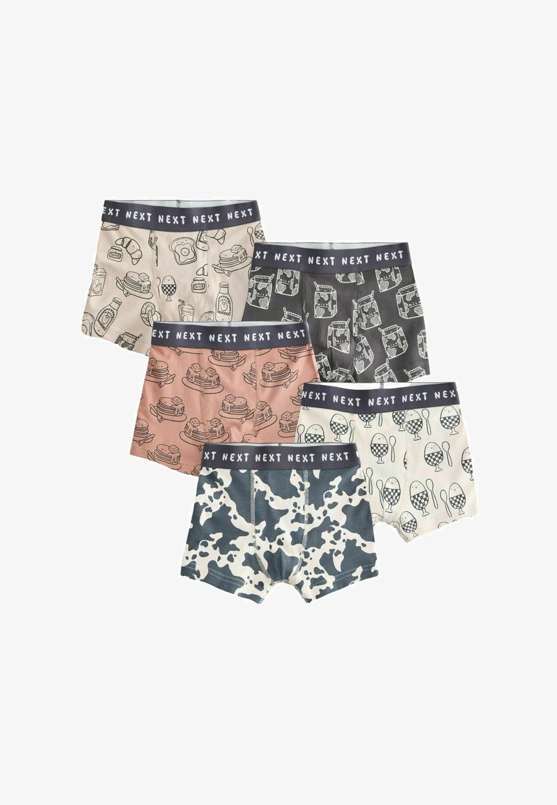 Cinq paires de boxers pour garçons avec des imprimés sur le thème du petit-déjeuner et des ceintures noires marquées "NEXT", avec du pain grillé, des briques de lait, des pancakes et des œufs.