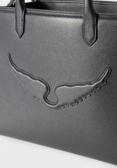 Sac à main en cuir noir texturé avec un motif en relief ressemblant à des ailes stylisées et des poignées doubles robustes.