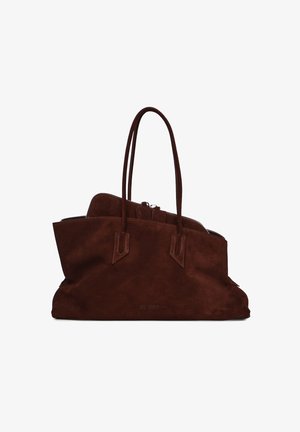 Bolso de ante marrón oscuro con dos asas largas y un compartimento superior con cremallera, diseñado para llevar lo esencial.