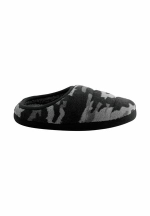 Zwarte en grijze pantoffel met camouflagepatroon, voorzien van een zacht stoffen bovenwerk, een gevoerde binnenzool en een duurzame zwarte zool. Ontwerp met open achterkant.