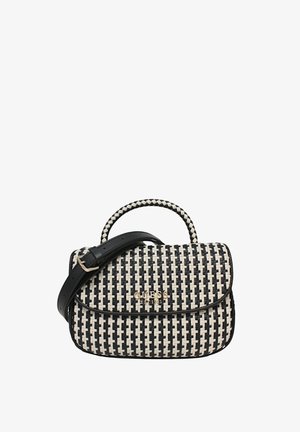 Borsa intrecciata in bianco e nero con forma strutturata, dotata di manico superiore, tracolla regolabile e dettaglio del logo dorato.