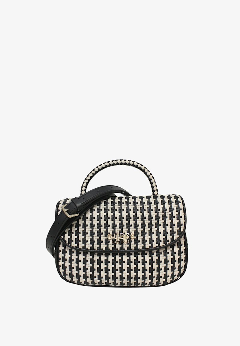 Borsa intrecciata in bianco e nero con forma strutturata, dotata di manico superiore, tracolla regolabile e dettaglio del logo dorato.