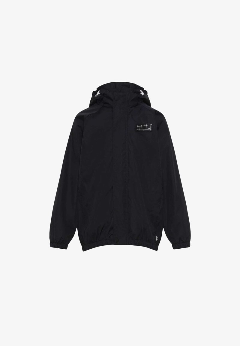 Veste coupe-vent noire à capuche avec poignets élastiques, fermeture éclair frontale recouverte par un rabat, et petit écusson avec motif quadrillé blanc sur la poitrine.