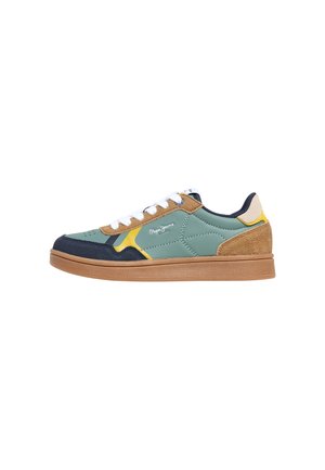 Sneaker multicolore avec cuir synthétique vert et marine, accents en daim marron, un élément de design jaune clair, et des lacets blancs sur une semelle marron.