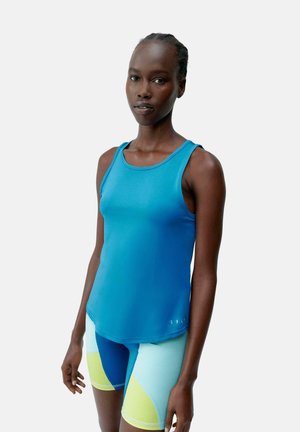 Débardeur de sport bleu en matériau lisse et évacuant l'humidité, associé à un short multicolore avec des accents verts, bleus et jaunes.
