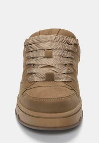 Sneaker marrone con tomaia in suede e mesh, punta rotonda, collo imbottito e lacci piatti con suola in gomma testurizzata.