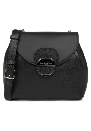 Borsa a spalla in pelle nera con forma arrotondata, superficie testurizzata, chiusura a pattina e hardware di tonalità argento con un accento circolare.