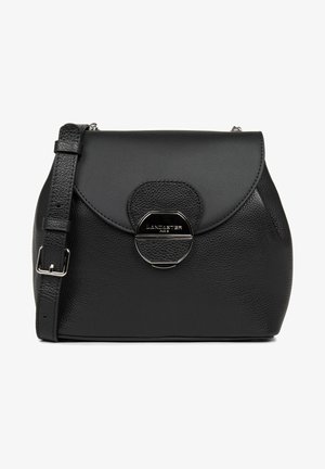 Sac à bandoulière en cuir noir avec une forme arrondie, une surface texturée, une fermeture à rabat et des accessoires en métal argenté avec un accent circulaire.