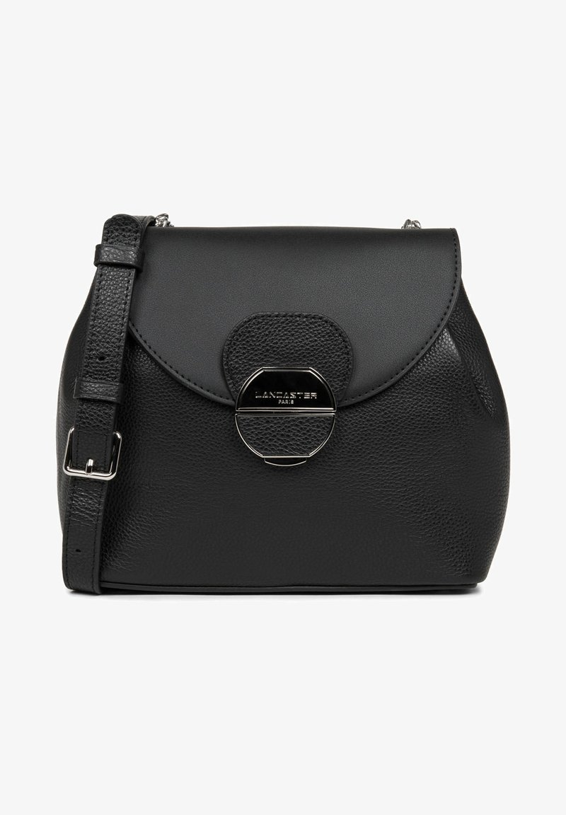 Zwarte leren schoudertas met een ronde vorm, gestructureerd oppervlak, klep sluiting en hardware in zilverkleur met een cirkelvormige accent.