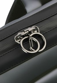 Borsa nera strutturata con una cerniera elegante dotata di hardware circolare in argento e doppi anelli decorativi. La finitura liscia e opaca ne migliora la durata.