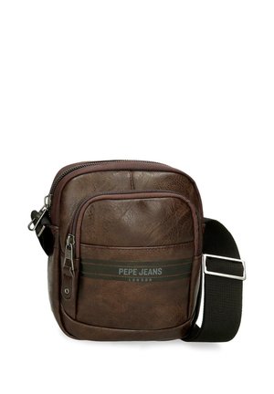 Pequeño bolso bandolera de cuero marrón con bolsillo delantero con cremallera, correa negra ajustable y logo "Pepe Jeans London" en la parte delantera.
