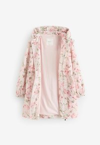 Imperméable à capuche rose clair à motif floral, manches longues et poignets élastiques, montré ouvert pour révéler une doublure intérieure rose unie.