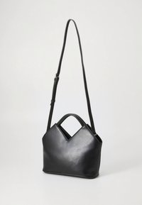 Črno usnjena ramenska torbica z V-oblazinjenim dizajnom, dvojni ročaji in nastavljivim trakom. Gladek tekstura in minimalistični slog.