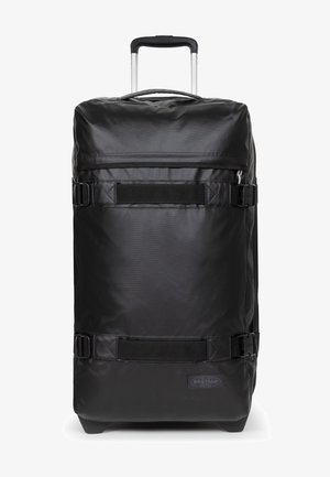 Maleta de rodillos negra hecha de material duradero, con un mango telescópico, correas laterales y un parche con el logotipo en la base. Textura suave.