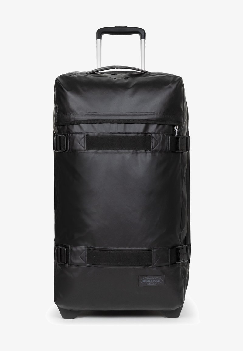 Černý cestovní kufr na kolečkách vyrobený z odolného materiálu, s teleskopickou rukojetí, bočními popruhy a logem na spodní části. Hladký povrch.