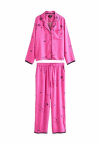 Set de pijamale roz din material neted, cu imprimeu de leopard, stele negre și accente textuale. Include un top cu guler și pantaloni cu talie elastică.