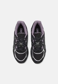 Černé sportovní boty z kombinace síťoviny a semiše, s fialovou vnitřní podšívkou, bílými detaily a klasickým zavazováním na tkaničky.