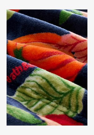 Tejido colorido con patrones florales. Los textiles incluyen tonos de naranja, verde y azul marino con texturas detalladas y diseños en capas.