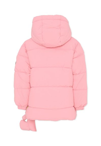 Różowa kurtka puchowa z kapturem, z przeszywanym wzorem, elastycznymi mankietami na nadgarstkach i zawiązywanym detalem u dołu. Miękka, gładka w dotyku.